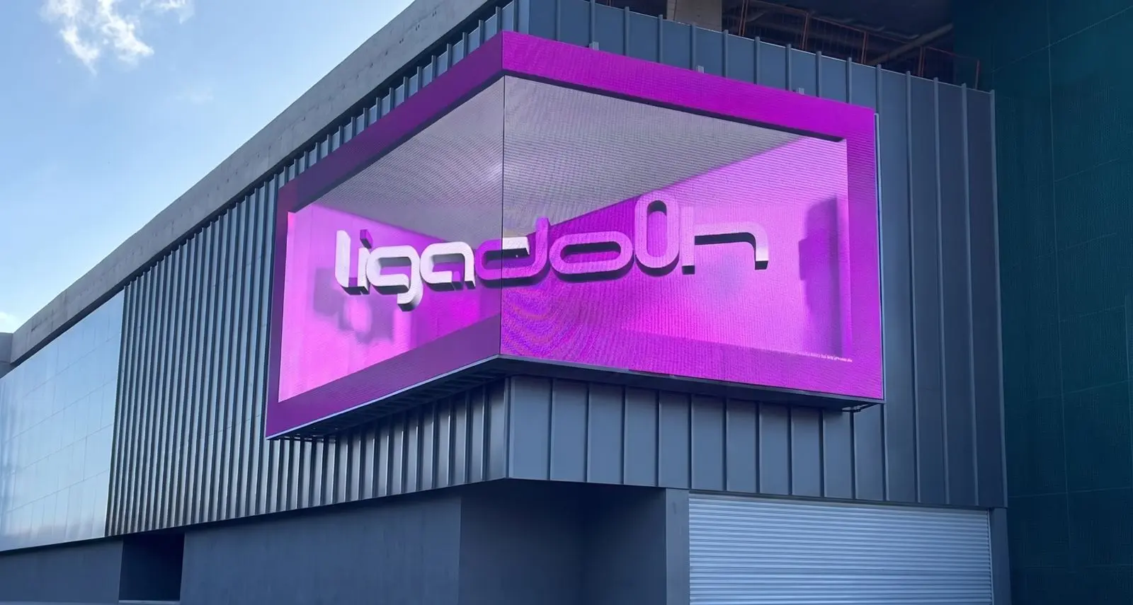 Painel de LED 3D da Liga DOOH exibindo campanha com efeito de profundidade