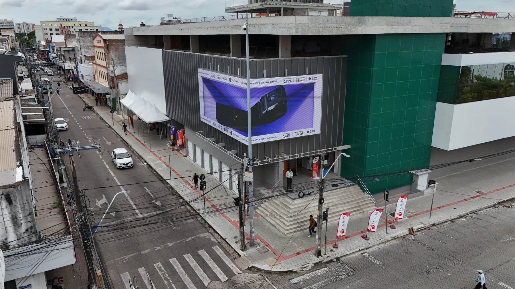 Segundo ângulo do painel digital InfinitePay em fachada urbana